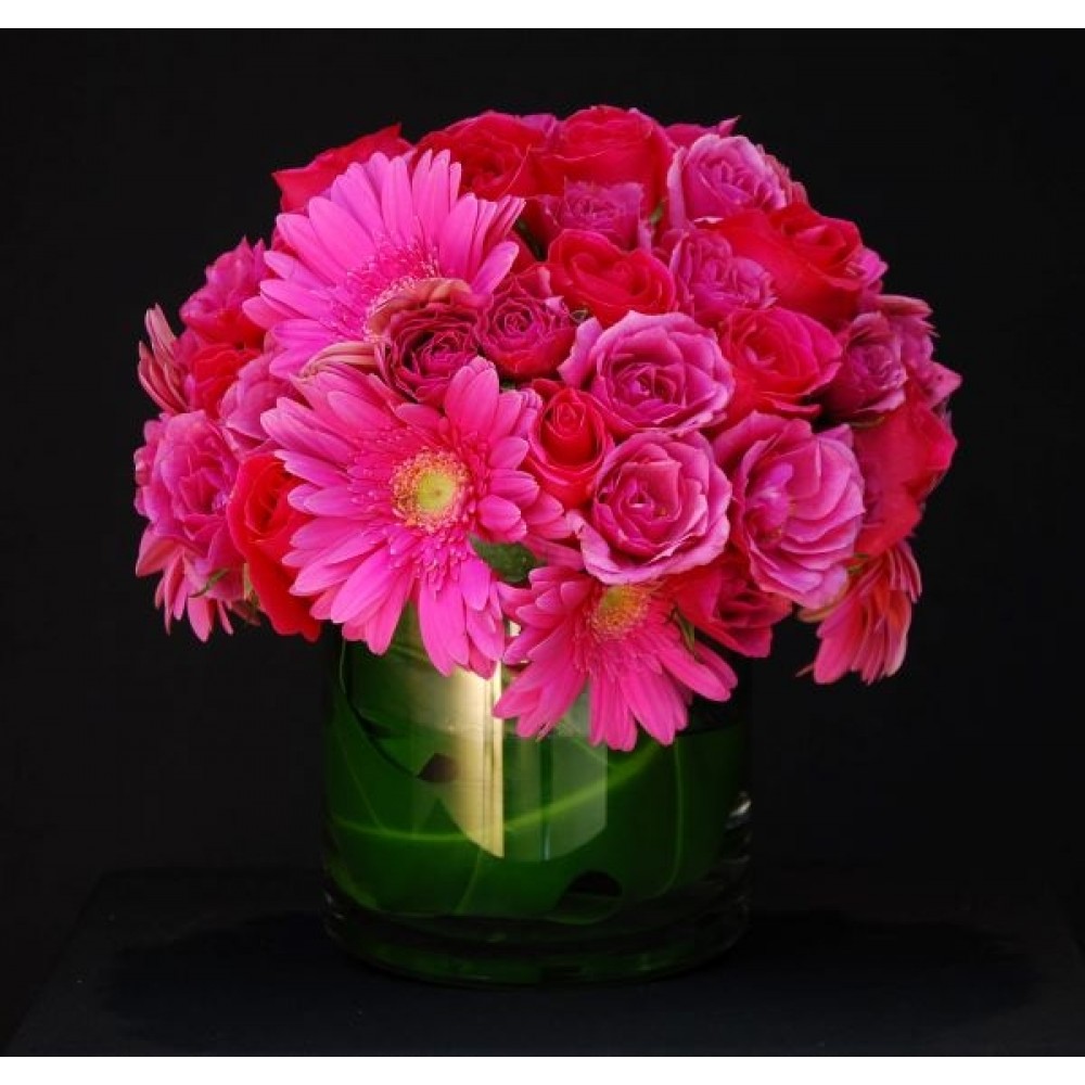 ARRANJO DE GÉRBERAS E ROSAS EM VASO DE VIDRO