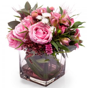 ARRANJO DE  ROSAS  E MIX DE FLORES COR DE ROSA EM CUBO DE VIDRO